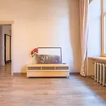 Old 1br, Doma Square Views Apartament