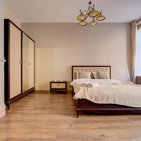 Old 1br, Doma Square Views Apartment *